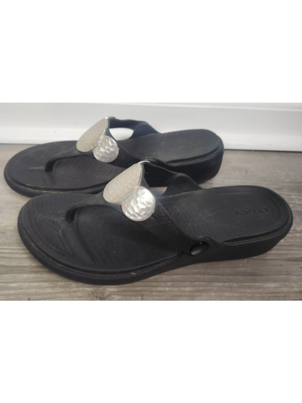 Crocs Women's Sz. 7 Black Sanrah Hammered Circle Wedge Flip Flop Sandals